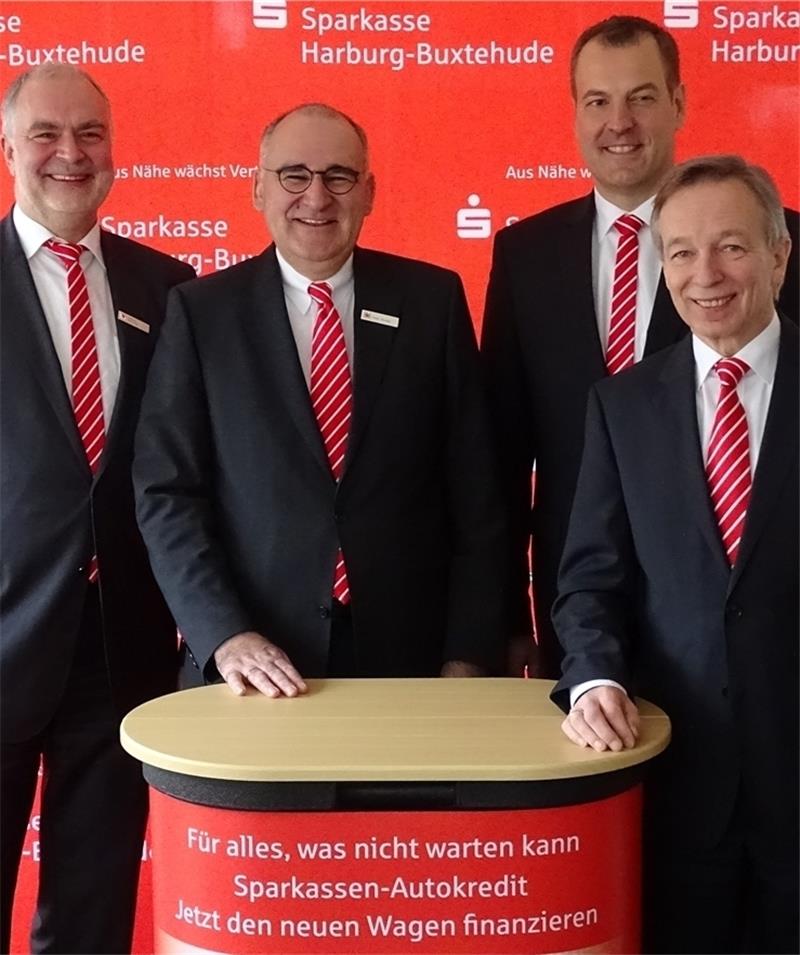 Ein zufriedener Vorstand: Gerhard Oestreich, Frank Jäschke, Andreas Sommer und Heinz Lüers (Foto von links) präsentierten das Jahresergebnis der Sparkasse Harburg-Buxtehude in Hittfeld. Foto Lepél