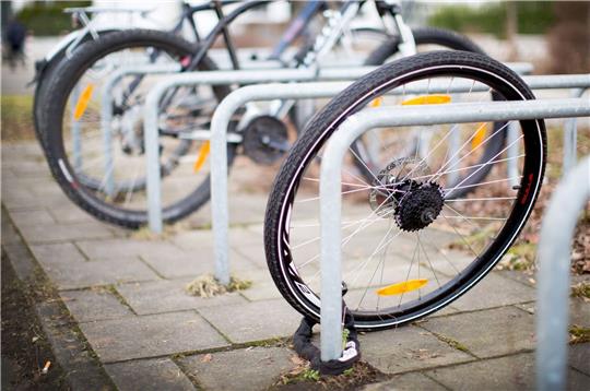 Ein zurückgelassenes Hinterrad steht nach einem Fahrraddiebstahl an einem Fahrradständer. In Stade waren die Diebe in der Neuen Straße aktiv. Symbolfoto: dpa