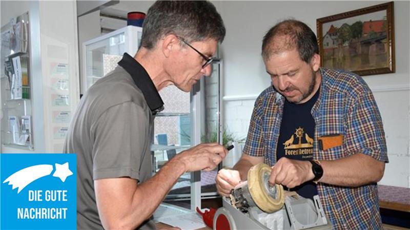 Reparieren wird im Kreis Stade immer einfacher Ein zweites Leben für den Staubsauger: Lutz Wörner und Steffen Gill im Repair-Café in Estebrügge.