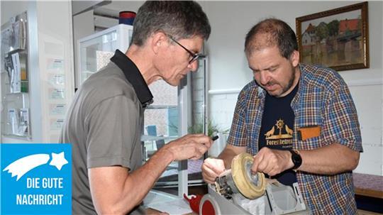 Ein zweites Leben für den Staubsauger: Lutz Wörner und Steffen Gill im Repair-Café in Estebrügge.