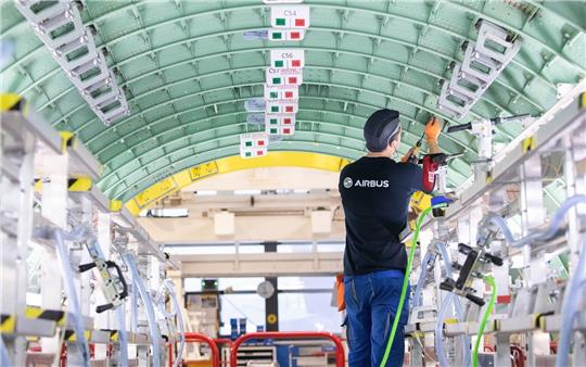 Ein Airbus-Techniker arbeitet in einem Rumpfsegment der Airbus A320-Familie in Finkenwerder (Archivbild). Foto: Charisius/dpa