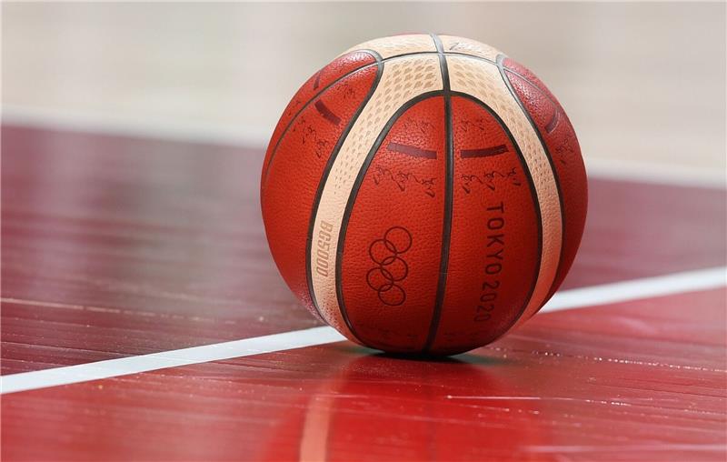 Ein Basketball liegt auf dem Spielfeld.