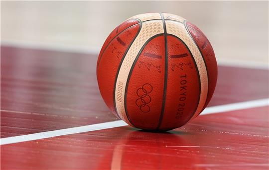 Ein Basketball liegt auf dem Spielfeld.