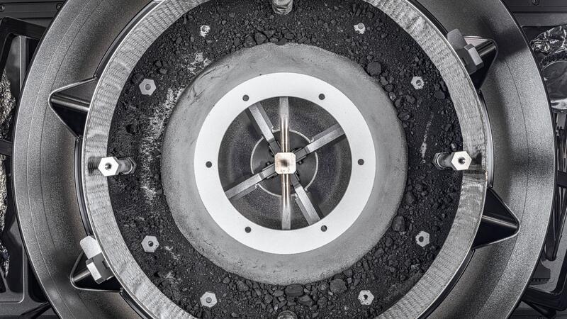 Nasa kann Behälter mit Asteroiden-Probe endlich öffnen Ein Behälter mit einer Geröllprobe von dem Asteroiden Bennu. Die Nasa hat wochenlang versucht den Behälter zu öffnen.