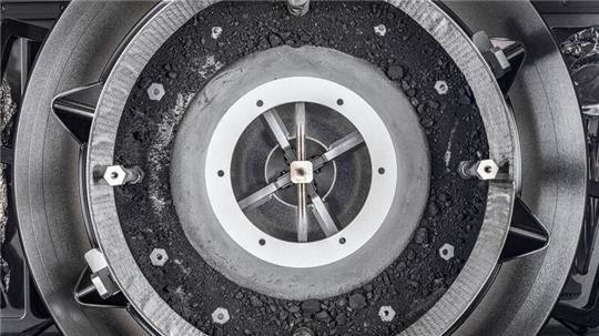 Ein Behälter mit einer Geröllprobe von dem Asteroiden Bennu. Die Nasa hat wochenlang versucht den Behälter zu öffnen.