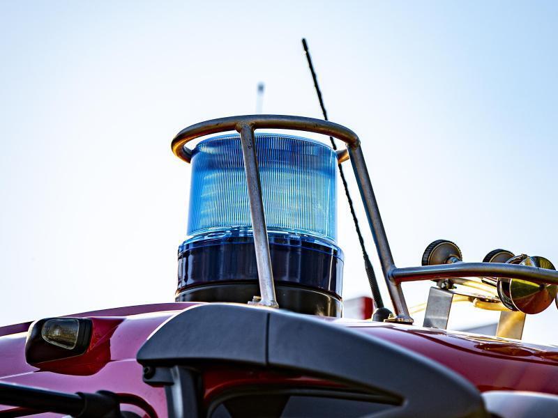 Ein Blaulicht auf dem Dach eines Einsatzfahrzeugs der Feuerwehr. Foto: David Inderlied/dpa/Symbolbild
