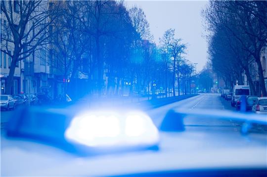 Ein Blaulicht leuchtet auf dem Dach eines Streifenwagens der Polizei.