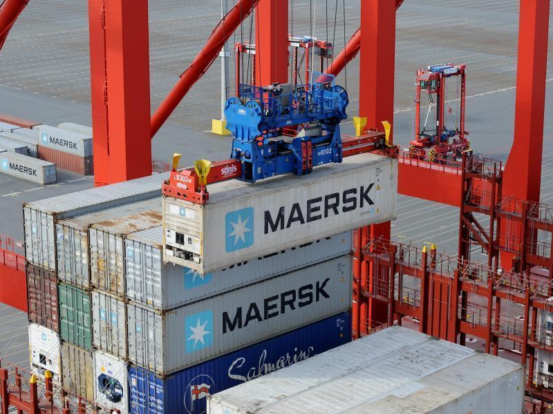 Ein Containerschiff entlädt Container an einem Pier. Foto: Ingo Wagner/dpa/Symbolbild