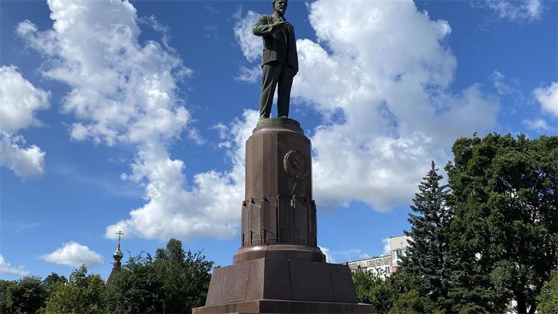 Kant, Klopse, Krieg: 80 Jahre Kaliningrad statt Königsberg Ein Denkmal erinnert an den sowjetischen Politiker Michail Kalinin, der einst formelles Staatsoberhaupt des kommunistischen Imperiums war.