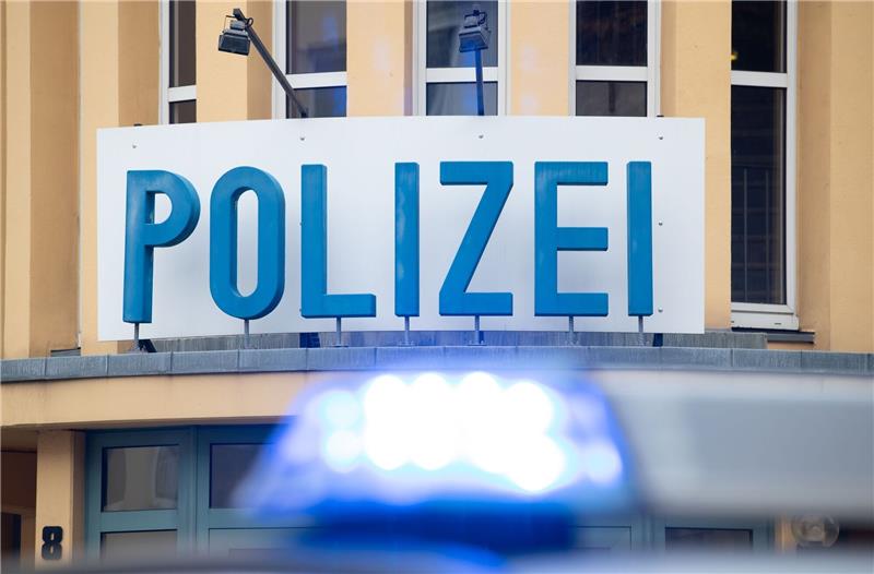 Fahrradfahrer in Buxtehude verprügelt Ein Einsatzwagen der Polizei steht vor einer Dienststelle.