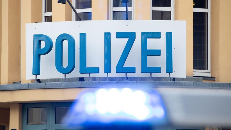 Anschlag auf Weihnachtsmarkt geplant: Iraker abgeschoben Ein Einsatzwagen der Polizei steht vor einer Dienststelle.