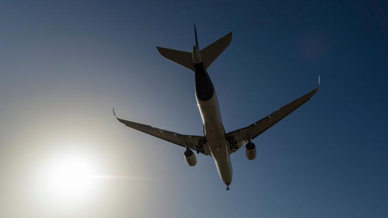 Flughafen: Höchste Passagierzahl seit Pandemiebeginn Ein Flugzeug setzt zum Landeanflug an.