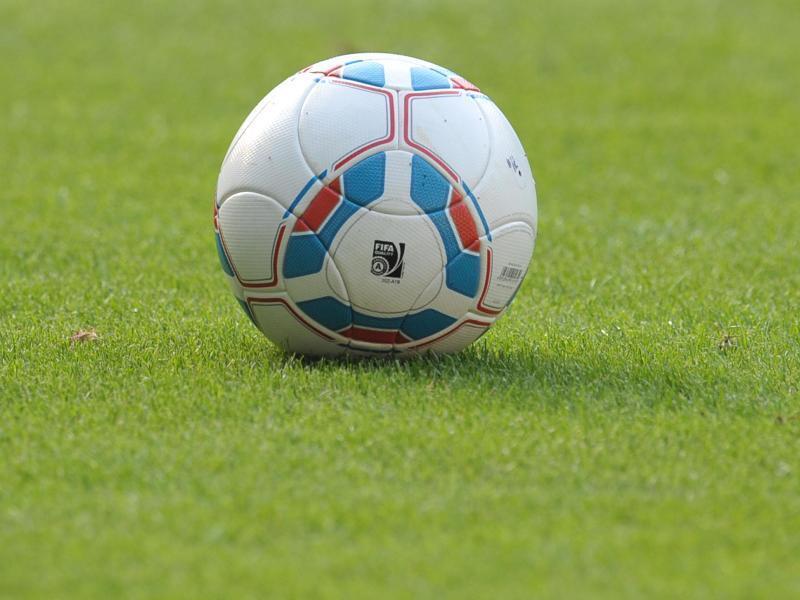 Ein Fußball liegt auf dem Spielfeld. Foto: picture alliance/dpa/Symbolbild