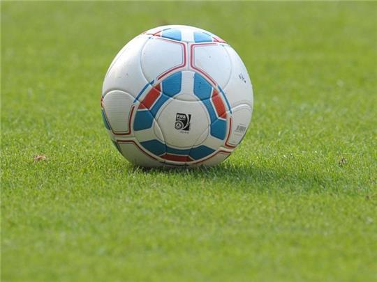 Ein Fußball liegt auf dem Spielfeld. Foto: picture alliance/dpa/Symbolbild