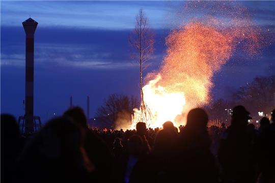 Ein Osterfeuer brennt am in Hamburg am Elbstrand in Blankenese in Nähe des Leuchtturms Unterfeuer (Archivbild). Foto: Bodo Marks/dpa
