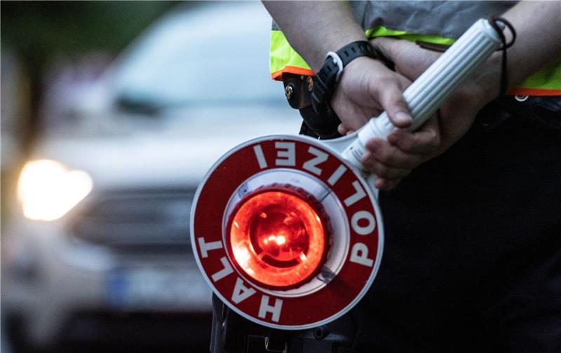 Verstärkte Polizei-Kontrollen heute im Kreis Stade Ein Polizist hält bei einer Verkehrskontrolle eine Winkerkelle in der Hand.