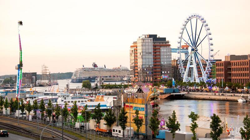 Ein Riesenrad dreht sich bei der Kieler Woche 2024.