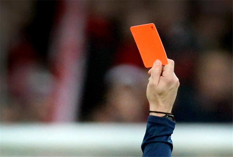 Ein Schiedsrichter zeigt einem Fußballspieler die rote Karte (Symbolbild). Foto: Patrick Seeger/dpa