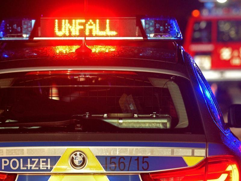 79-Jähriger fährt mit Auto gegen Baum: Schwer verletzt Ein Streifenwagen der Polizei steht an einer Unfallstelle. Foto: Stefan Puchner/dpa/Symbolbild
