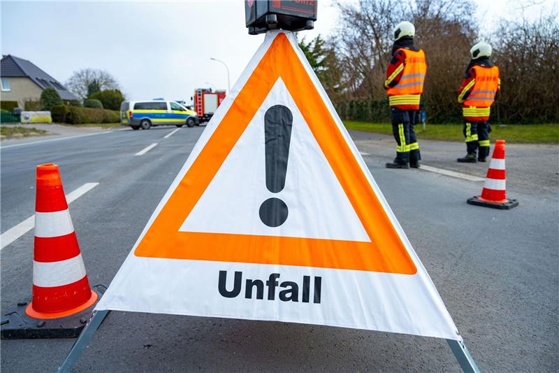 Ein Warndreieck steht in der Nähe einer Unfallstelle.