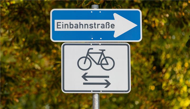 Das sind die größten Verkehrsirrtümer Einbahnstraßen gelten auch für Radler - sie dürfen dort nur in beide Richtungen fahren, wenn das ausdrücklich ein Schild erlaubt. Foto: Friso Gentsch/dpa/dpa-tmn