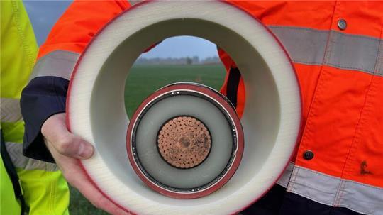 Einblick: So liegt das Kabel (ein fünf Zentimeter langes Stück zu Demonstrationszwecken) später im Schutzrohr unter der Erde.