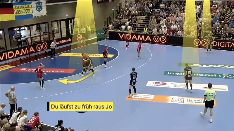 Von der VHS-Kassette zur KI: Wie Trainer heute Spiele analysieren Einblick in die Spielvorbereitung von BSV-Trainer Dirk Leun - hier ein Hinweis für Kreisläuferin Jolina Huhnstock.
