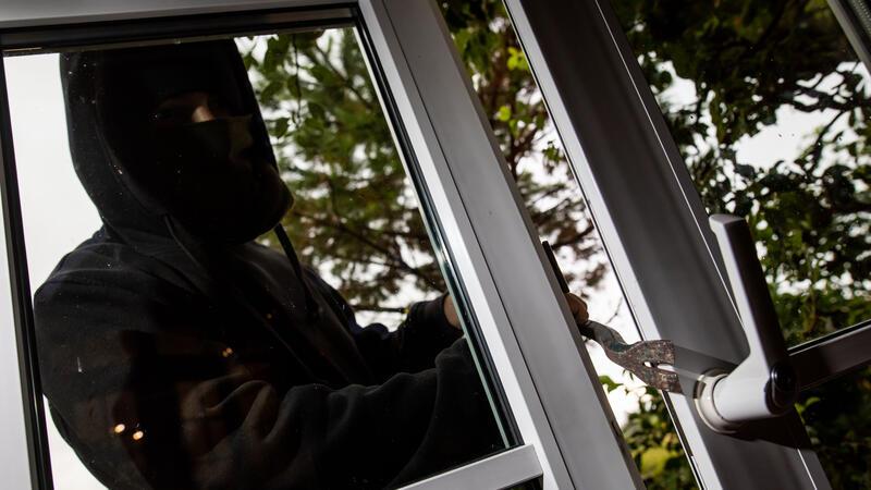 Einbrecher drangen unter anderem in eine Mehrzweckhalle ein.