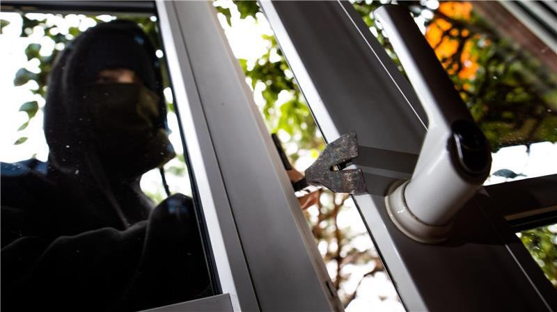 Einbrecher haben ein Einfamilienhaus in Buxtehude ins Visier genommen. Sie kamen bis zur Terrassentür (Symbolbild).