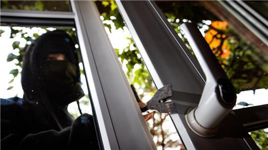 Einbrecher sind durch ein Fenster in die Büroräume eingestiegen. (Symbolfoto)