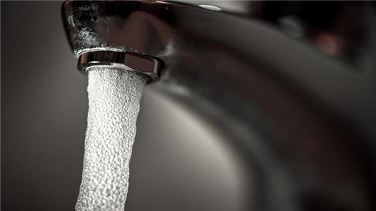 Einbrecher verursachen in einem unbewohnten Haus in Emden einen hohen Wasserschaden. (Symbolbild)