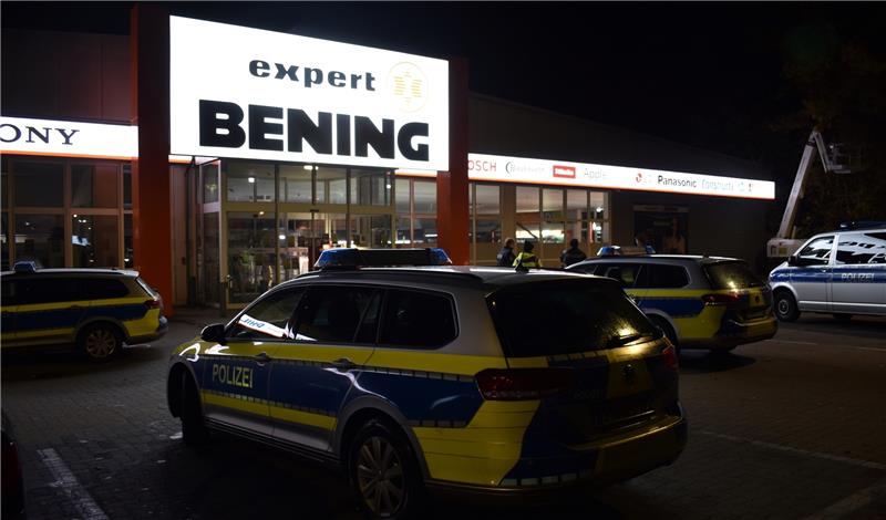 Einbruch bei Expert Bening in Stade – Teure Handys gestohlen Einbruch: Polizisten haben den Expert Bening-Markt umstellt. Foto Vasel