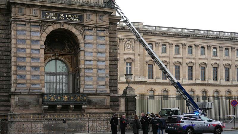Bilder des Tages Einbruch im Louvre: Diebe steigen mit Möbelaufzug ein und stehlen Napoleon-Schmuck.