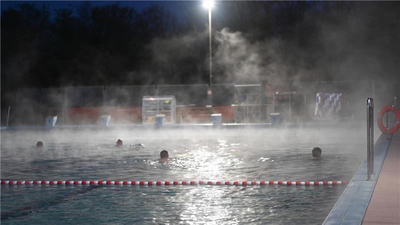 Eindlich geht’s los -  Frühschwimmer sind schon vor Sonnenaufgang im Wasser des Friesenbads in Weener.
