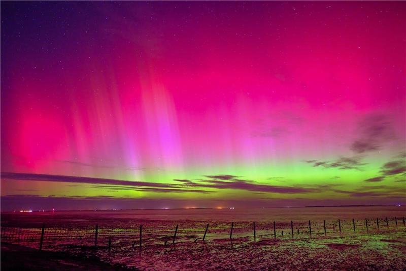 Spektakuläre Polarlichter leuchteten im Norden Eindrucksvoll: Polarlichter sind am Himmel über Schillig in Niedersachsen zu sehen. Foto: dpa