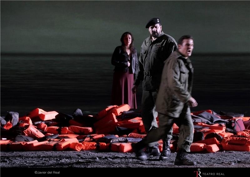 Eindrucksvoll vom Teatro Real in Szene gesetzt: die furchterregende Weite des Meeres und die Tristesse des Kieselstrandes. Foto: Javier del Real/ Teatro Real