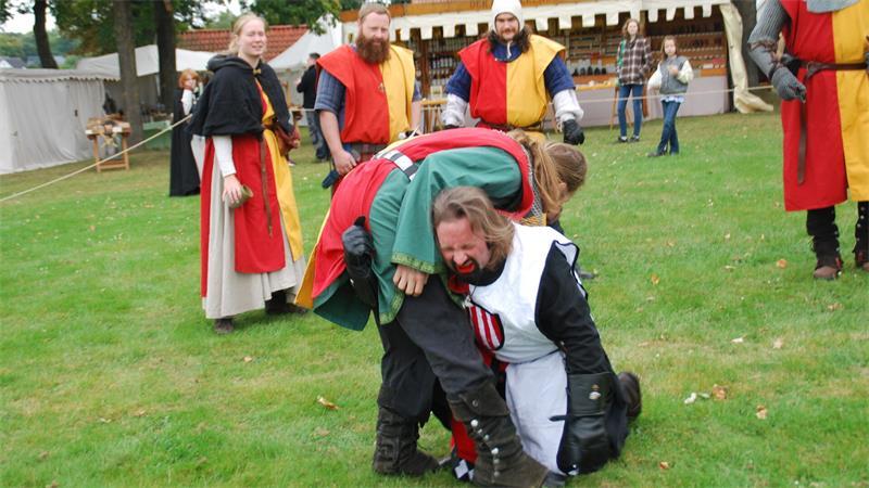 Blidenfest in Beckdorf: Wo das Mittelalter wieder lebendig wird Eindrucksvolle Showschwertkämpfe sorgen für großes Spektakelum.
