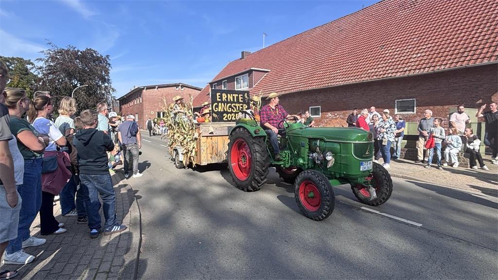 Eindrücke vom Erntefestumzug in Bargstedt.
