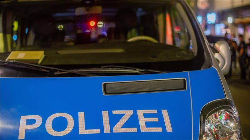 Unfallflucht von 13-Jähriger nach Parkmanöver? Eine 13-Jährige soll nach einem misslungenen Ausparkversuch mit ihrer Freundin geflüchtet sein.