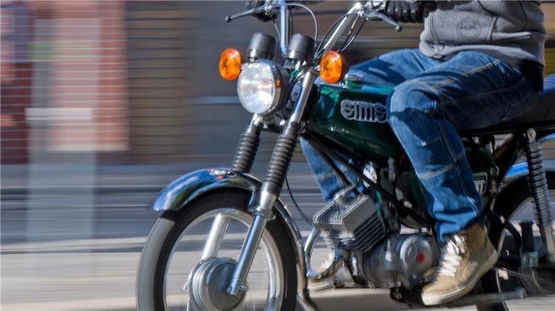Rollerfahrer verletzt Fußgängerin in Stade - und flüchtet Eine 18-Jährige wird in Stade angefahren und verletzt, der Verursacher flüchtet. (Symbolbild)