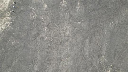 Eine 18 Meter lange reliefartige Geoglyphe, die einen Menschen darstellt, wurde im Süden Perus entdeckt.