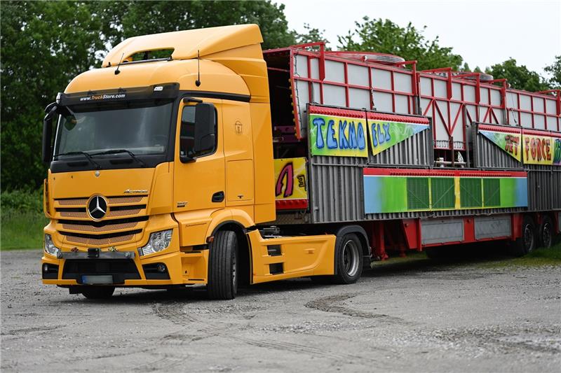 Eine 18-jährige Angestellte eines Fahrgeschäfts geriet unter einen fahrenden Truck. Foto: Klemmer/dpa