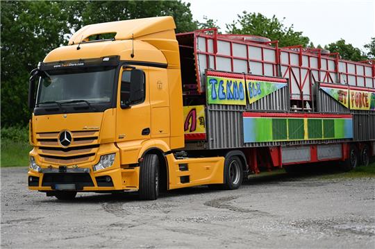 Eine 18-jährige Angestellte eines Fahrgeschäfts geriet unter einen fahrenden Truck. Foto: Klemmer/dpa