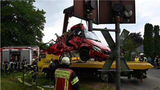 Eine 18-jährige Autofahrerin aus Stade stößt am 20. Juni 2023 in Deinste mit einem „Start“-Zug zusammen. Beim Bergen des Pkw werden die enormen Kräfte deutlich.