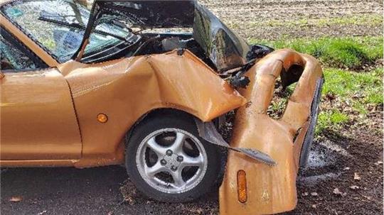 Eine 19-jährige Fahranfängerin ist in Fintel mit ihrem Mazda gegen einen Baum geprallt.