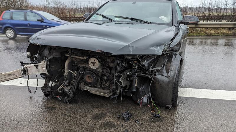Eine 21-Jährige ist auf der Autobahn 26 in die Leitplanke geprallt.