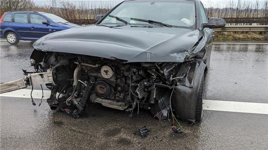 Eine 21-Jährige ist auf der Autobahn 26 in die Leitplanke geprallt.