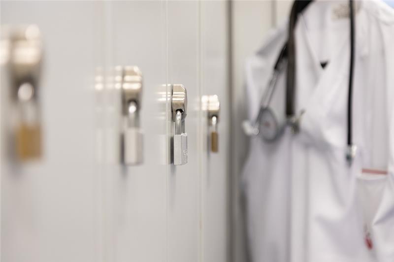 21-Jährige soll sich Stelle als Ärztin in Klinik erschlichen haben Eine 21-Jährige soll sich mit gefälschten Dokumenten eine Stelle als Assistenzärztin in einem Krankenhaus in Meppen erschlichen haben.. Foto: Friso Gentsch/dpa