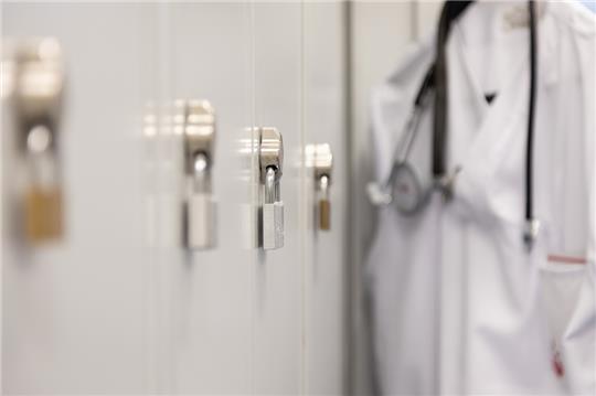 Eine 21-Jährige soll sich mit gefälschten Dokumenten eine Stelle als Assistenzärztin in einem Krankenhaus in Meppen erschlichen haben.. Foto: Friso Gentsch/dpa
