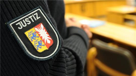 Eine 30-Jährige ist wegen eines Angriffs auf ihren Ex-Freund vor Gericht. (Symbolbild)